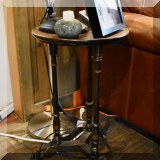 F42. Round side table.